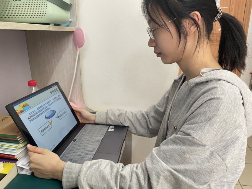 20数媒（三）团支书 马婷婷正在网上学习