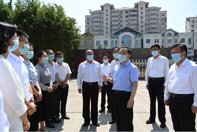 江苏省委书记吴政隆（时任江苏省省长)来连云港开放大学看望慰问教师