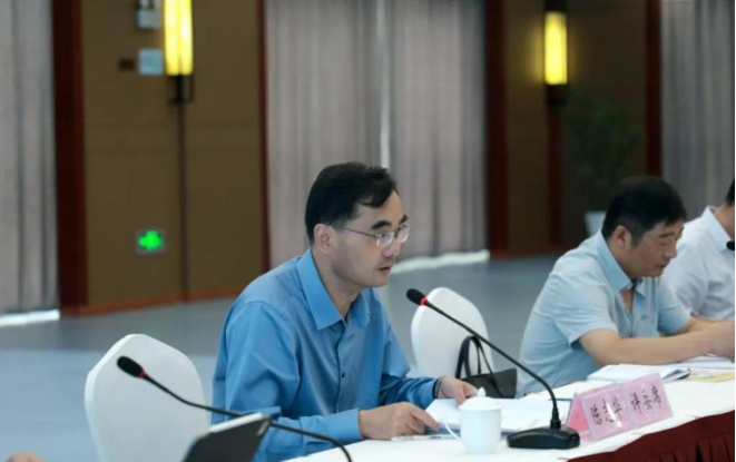 专家组组长陈志华正在进行现场点评