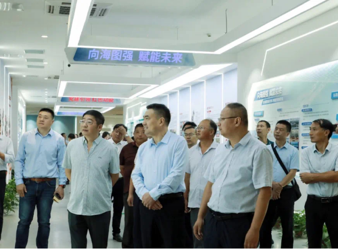 与会人员在社区教育示范点现场
