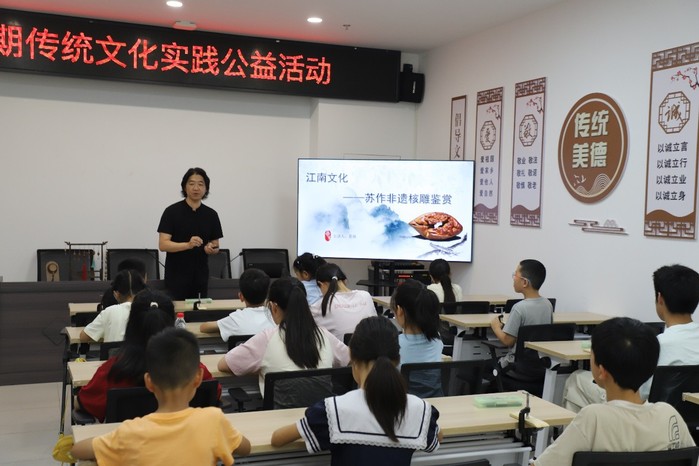 吴中开放大学：方寸之间见天地——当核雕技艺遇见稚嫩匠心