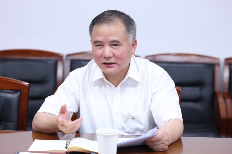党委书记、校长丁荣余调研指导机关党委理论学习中心组学习