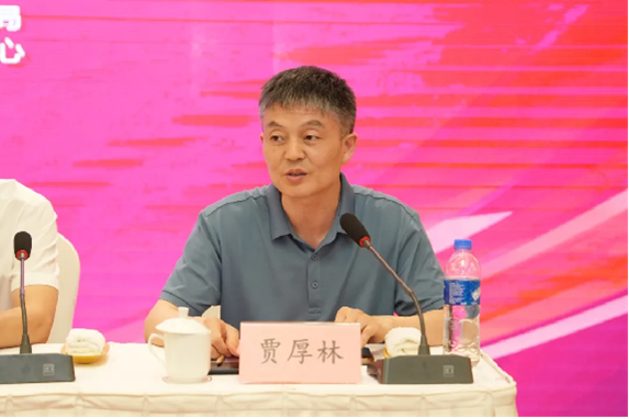 无锡市社会教育服务指导中心主任、无锡开放大学校长贾厚林介绍研修及推进会有关安排