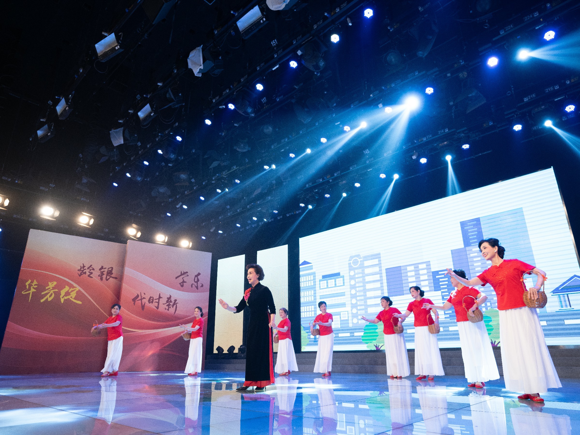无锡开放大学乐龄学院锡剧班师生参加无锡市老年教育成果展演