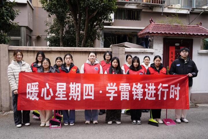 交汇点新闻、澎湃新闻等媒体报道《当“暖心星期四”邂逅“学雷锋纪念日”》