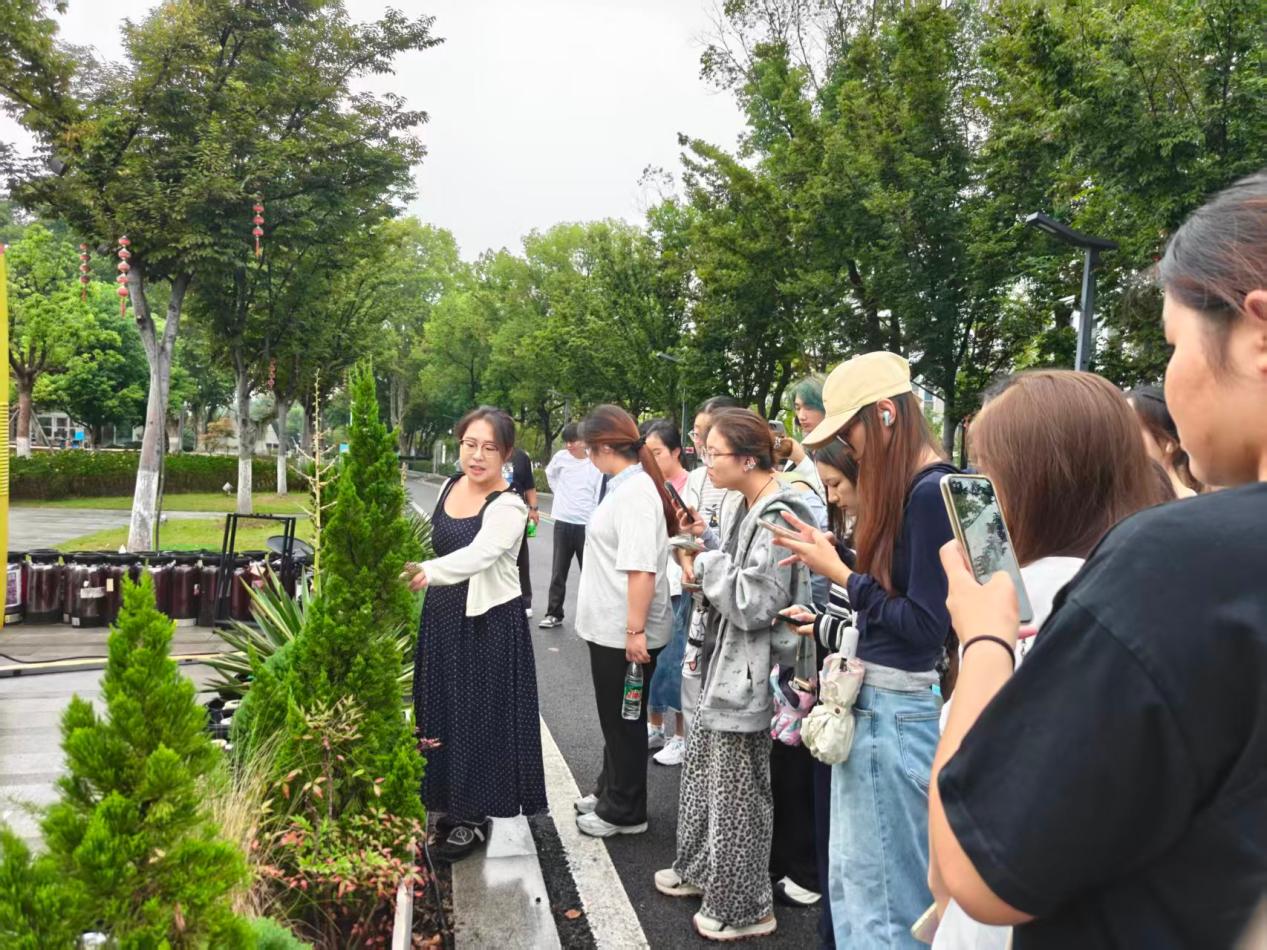 企业专家进课堂 校企协同育人才——环境生态学院《环境植物设计》课程开展户外实景教学