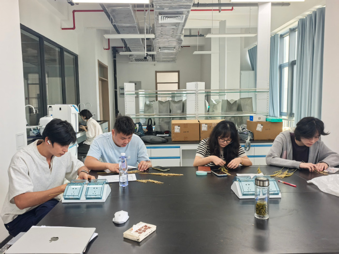 乡村振兴学院开展植物科学与技术专业线下实训教学