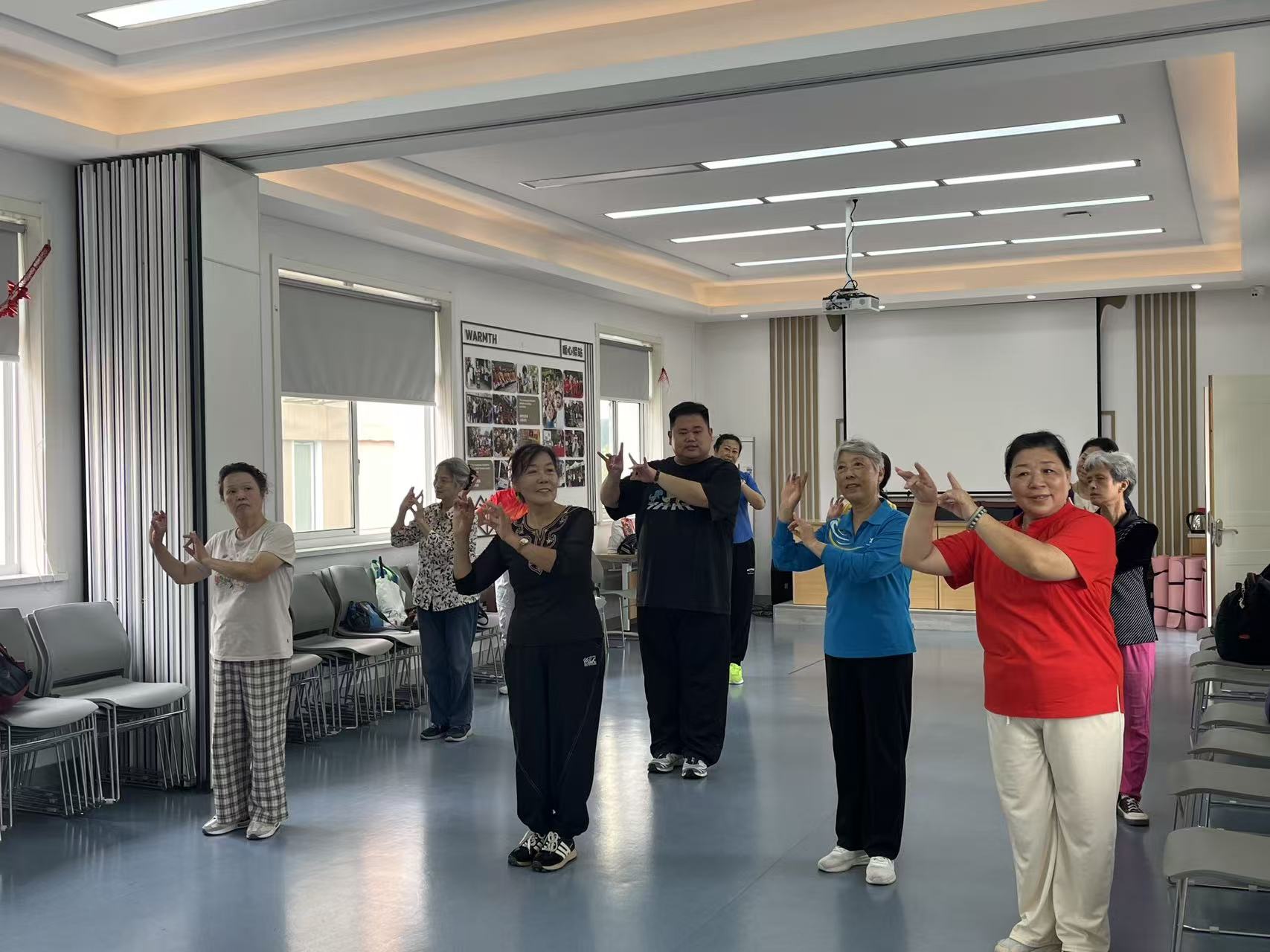  戏韵润桑榆 送教进社区——老年发展学院赴康藏路社区开展《戏曲操》教学活动  