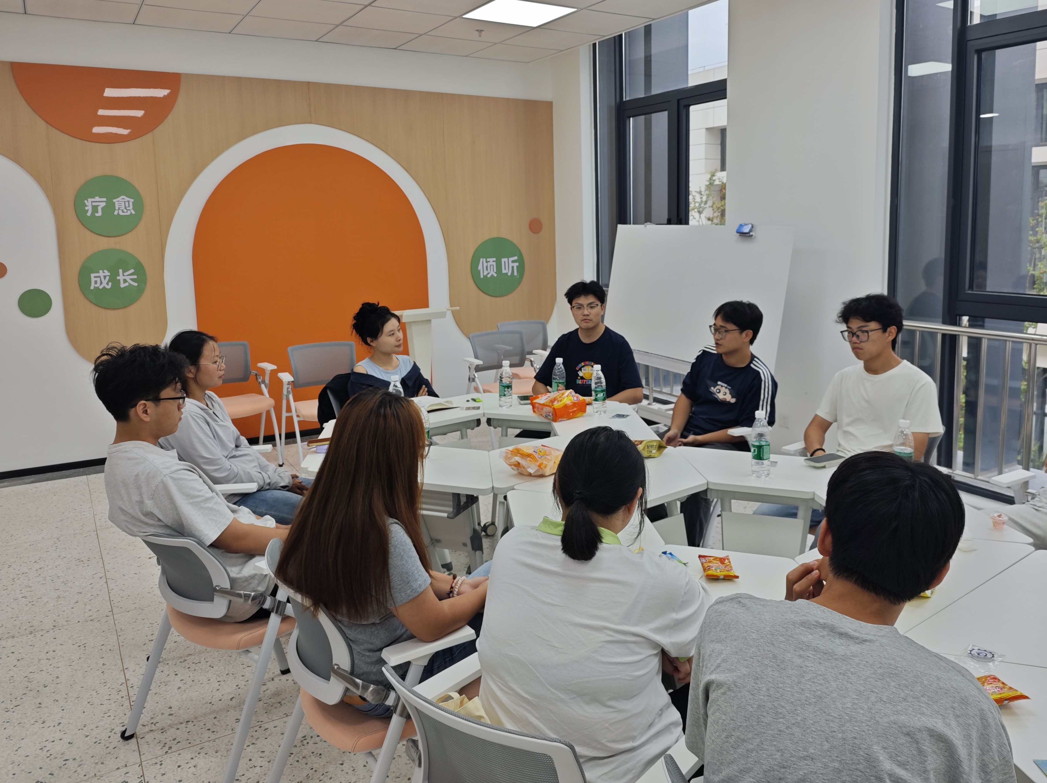 以艺会友话心声，青春逐梦共成长——智能制造工程学院开展新生座谈会暨艺术沙龙活动