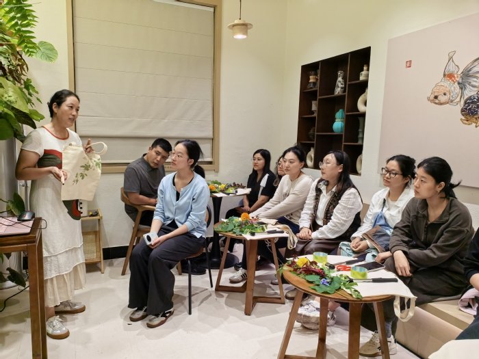 锤声伴草木香  非遗技艺进课堂——盐都开大联合盐都团区委开展青年夜校 植物印染非遗体验活动