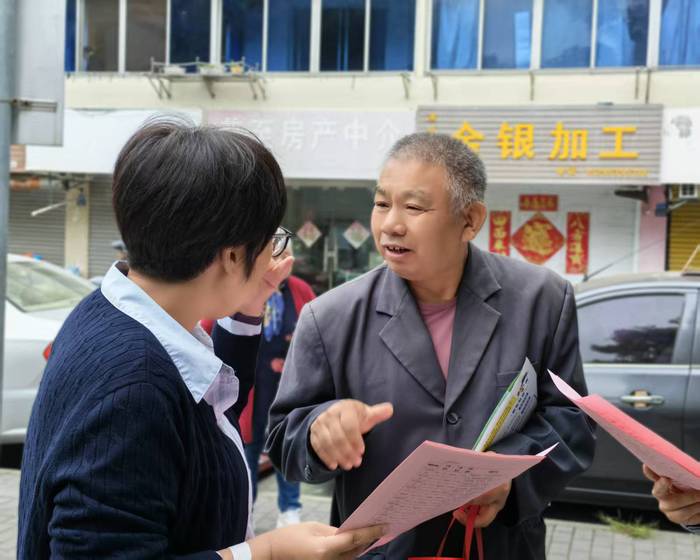 东台老年开放大学开展重阳敬老义诊进社区活动